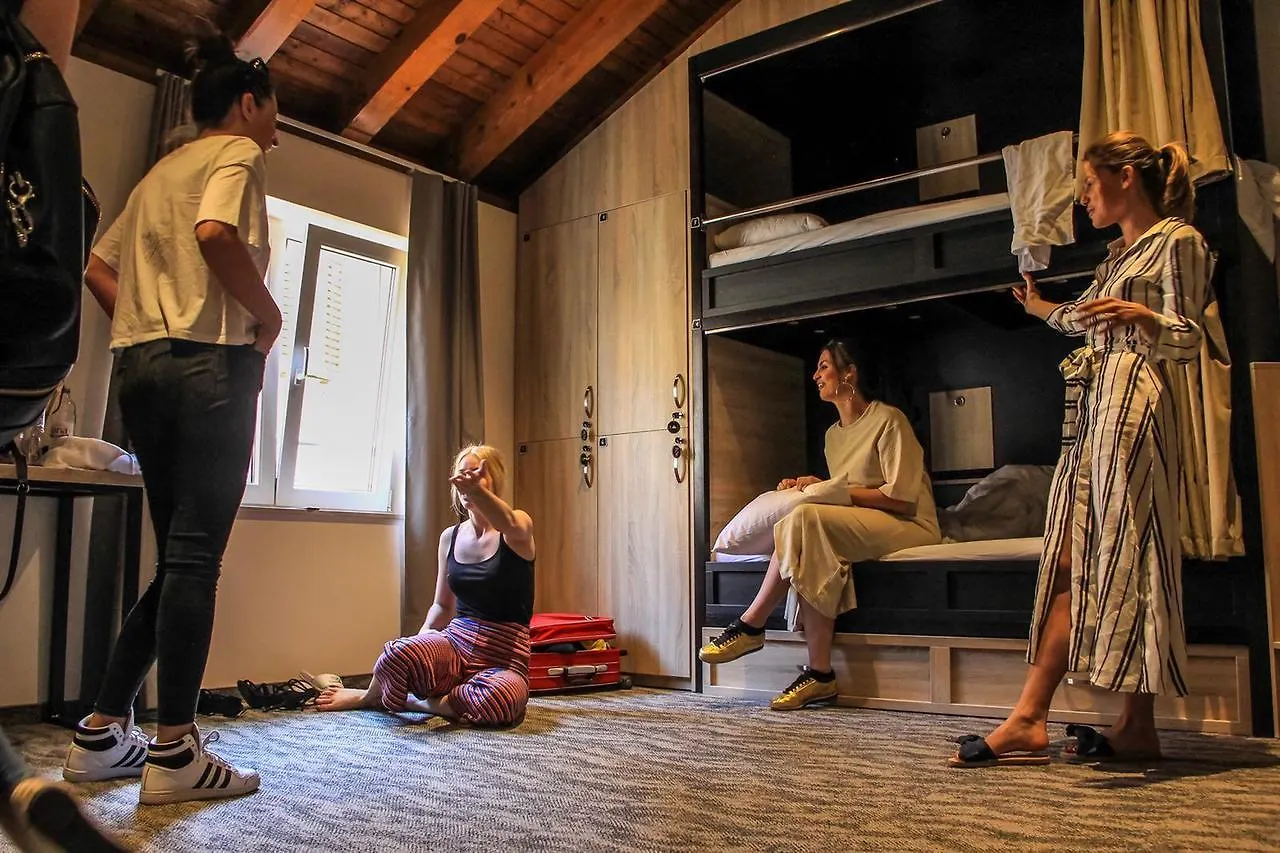 Downtown Boutique Hostel Задар