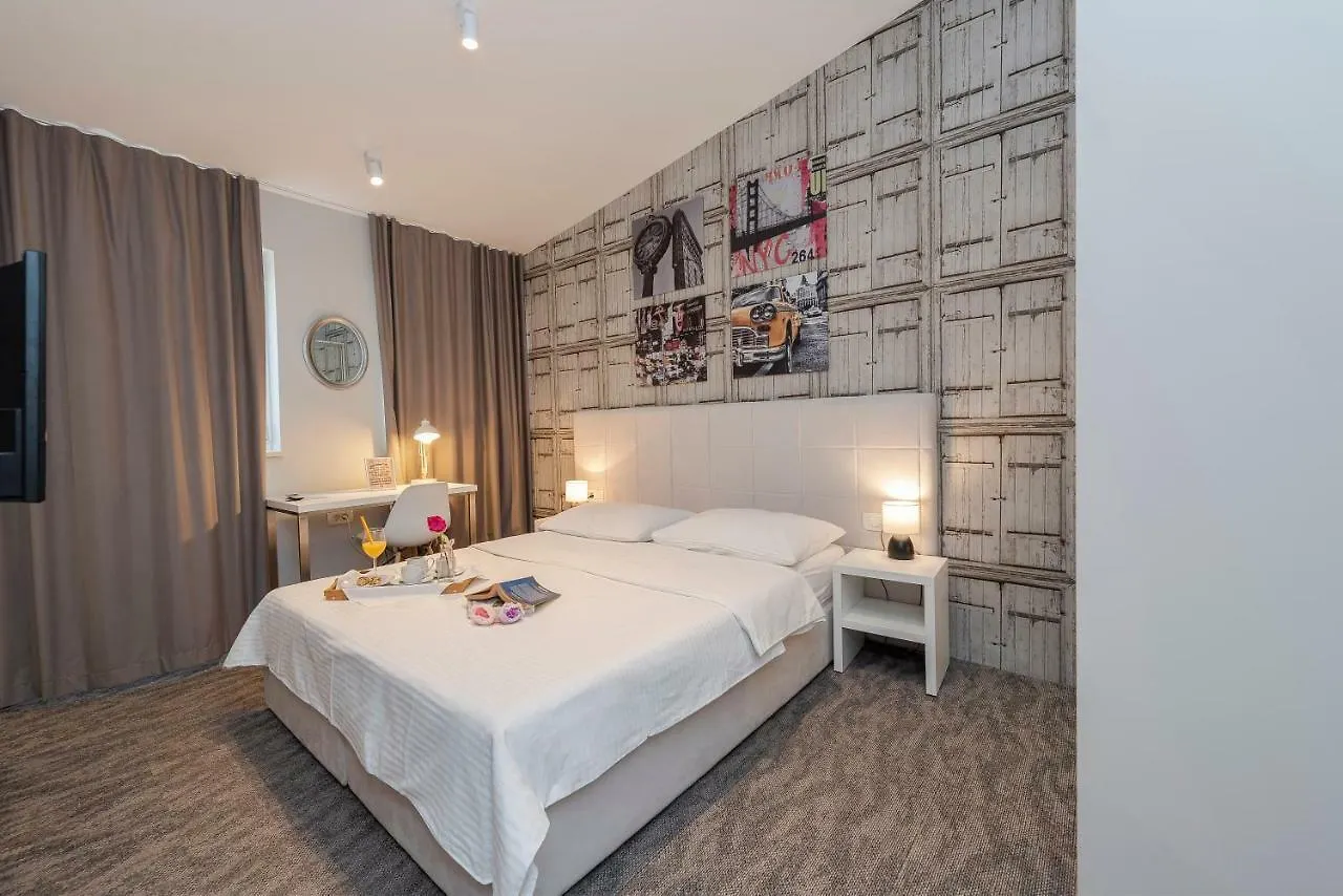 Downtown Boutique Hostel Задар
